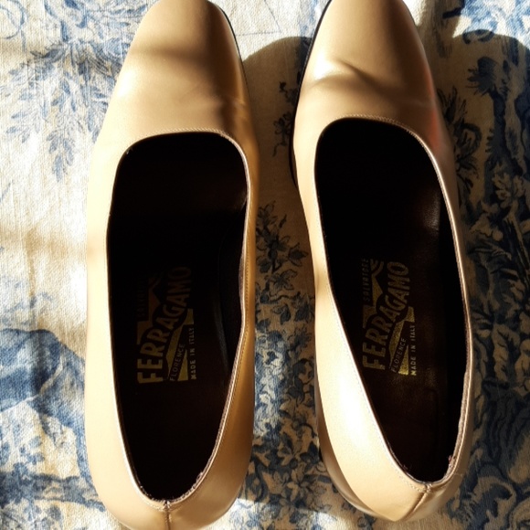 Salvatore Ferragamo gold leather pumps 7.5 - Picture 7 of 8